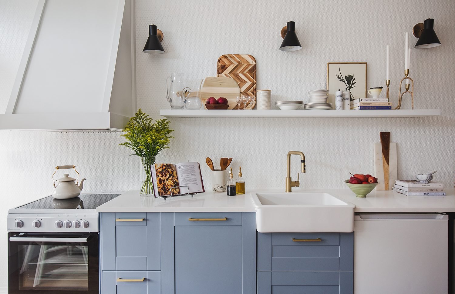 How to warm up an all white kitchen | White kitchen ideas