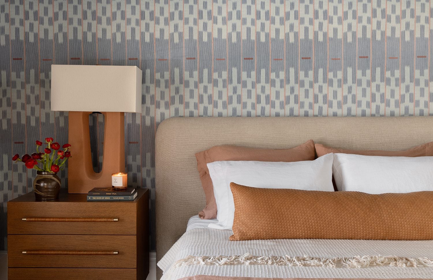 How to arrange pillows on a bed